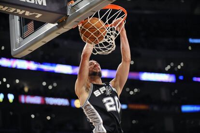 Manu Ginobili encesta durante el partido ante los Lakers