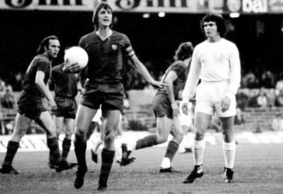 Camacho, junto a Cruyff en el cl&aacute;sico del Bernab&eacute;u disputado el 5 de enero de 1975.