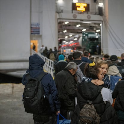 A woman carries her daughter as people board a ferry to Piraeus, following an increase in seismic activity on the island of Santorini, Greece, February 4, 2025. REUTERS/Alkis Konstantinidis     TPX IMAGES OF THE DAY     