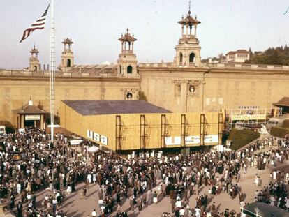 Cues per entrar al pavelló dels Estats Units a la Fira de Barcelona del 1956.