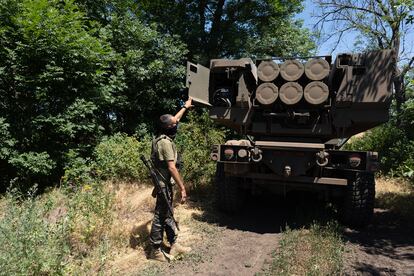 Un soldado ucranio con un lanzacohetes Himars, el pasado julio en la región de Donbás.