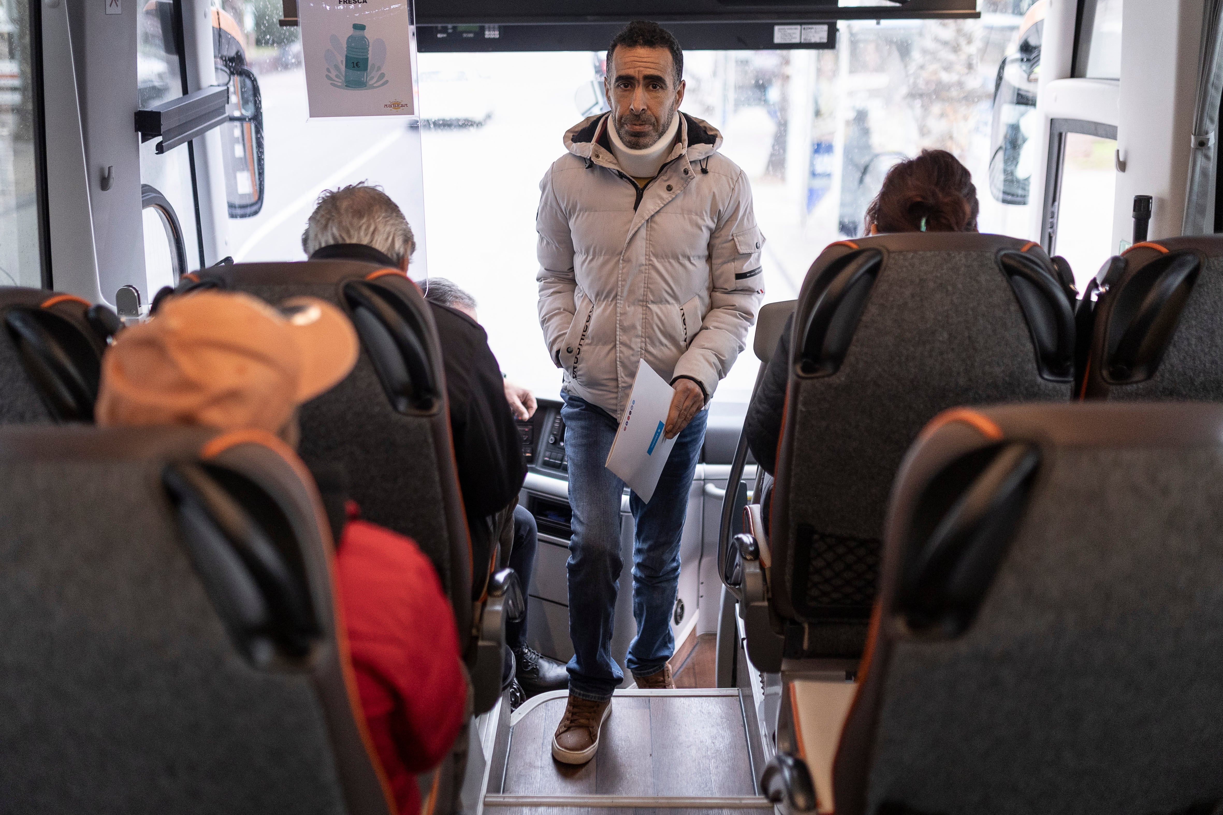 Viajeros en el tramo entre Martorell y Sant Sadurní d'Anoia, que se cubre con autobuses, porque coincide con la estación de Gelida, donde el martes pasado se produjo el accidente en el que murió un maquinista.