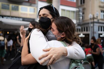 Dos mujeres se abrazan durante la concentración de un millar de personas que ha tenido lugar este viernes en la plaza de La Candelaria de Santa Cruz de Tenerife como repulsa por el triste desenlace del caso de las niñas desaparecidas en Tenerife.