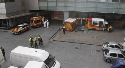 Imagen del despliegue de unidades de emergencias en un patio de EL PAÍS.