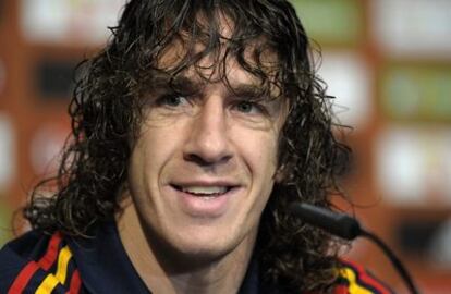 El jugador Carles Puyol en una rueda de prensa en Sudáfrica