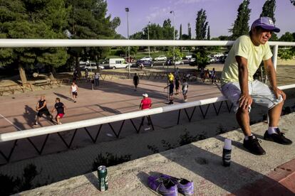 En la foto, una tarde de ecuavoley en las canchas de Pan Bendito (Carabanchel), donde se juega se juega en una pista de patinaje.