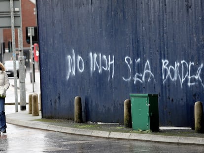 Una pintada en Belfast contra los controles aduaneros impuestos por el Brexit en el mar de Irlanda.