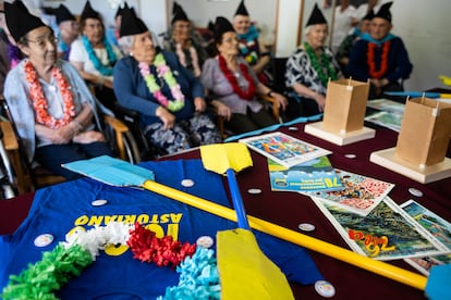 Arriondas 07/31/24 Members of the Organizing Committee of the International Sella Descent visit the Multipurpose Center for Senior Citizens in Arriondas. Photograph: Julián Rus