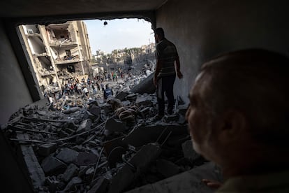 Palestinos buscan supervivientes de un bombardeo israelí en Jan Yunis, este martes. 