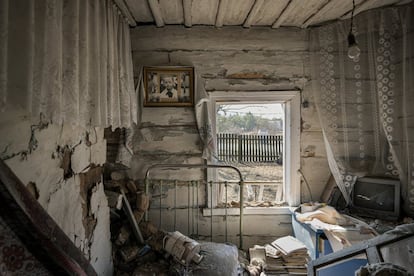 Una fotografía cuelga de la pared de una vivienda destruida en Yasnohorodka, a 37 kilómetro de Kiev. El alto mando militar ruso informó este viernes, al dar por terminada la primera fase de la operación militar en Ucrania para concentrarse en el Donbás, de que el número de soldados de sus filas muertos era de 1.351, mientras que el de heridos se sitúa en 3.825.