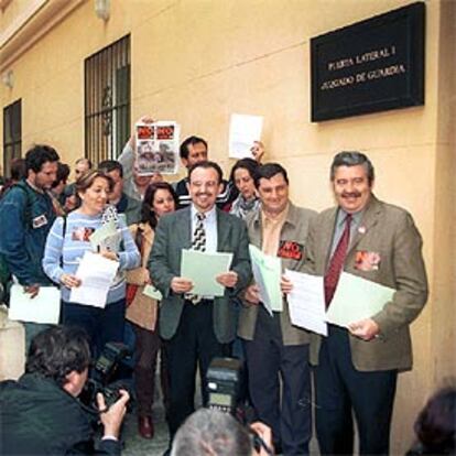 Miembros de IU ante la puerta del juzgado de guardia.