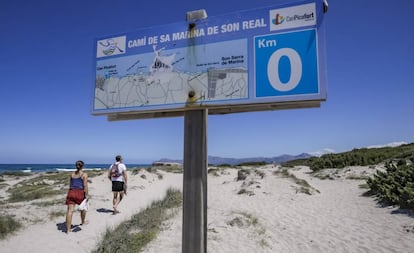 El camino a la playa de la finca pública Son Real, en Santa Margalida (Mallorca),