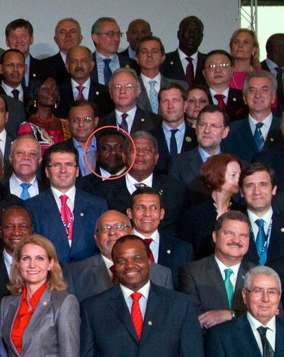 El auténtico primer ministro de las Islas Salomón, Gordon Darcy Lilo, posa en la foto de grupo de Rio+20.
