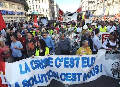 Los sindicatos han acudido unidos por primera vez desde la II Guerra Mundial a los actos del Día del Trabajo con un objetivo claro para sus críticas: el presidente Nicolas Sarkozy, al que responsabilizan de la destrucción de miles de puestos de trabajo. En Marsella, en la imagen, y donde se han reunido entre 15.000 y 20.000 personas, se han visto a muchos trabajadores afectados por los despidos.