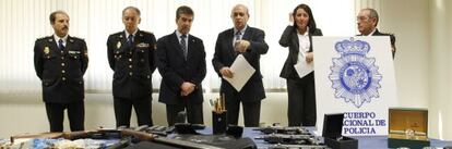 Interior Minister Fern&aacute;ndez D&iacute;az shows armory captured from Serbian gang in Spain.