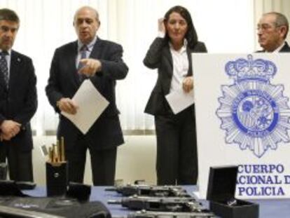 Interior Minister Fern&aacute;ndez D&iacute;az shows armory captured from Serbian gang in Spain.