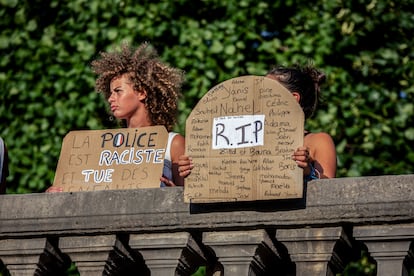 Dos mujeres llevan pancartas contra la violencia policial durante la manifestación espontánea en París para protestar contra la muerte de Nahel, el pasado 30 de julio.