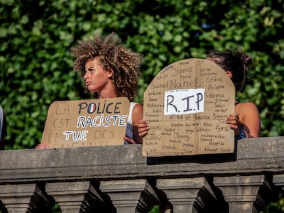 Dos mujeres llevan pancartas contra la violencia policial durante la manifestación espontánea en París para protestar contra la muerte de Nahel, el pasado 30 de julio.