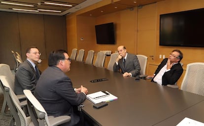 El presidente electo, Gustavo Petro, el canciller Álvaro Leyva, y el embajador encargado de Estados Unidos,  Francisco L. Palmieri, y Terry Steers-Gonzalez.