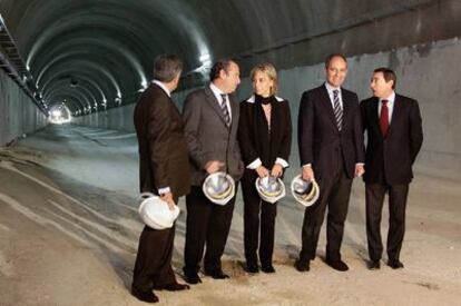 De izquierda a derecha, Crespo, Ripoll, Castedo, Camps y Flores, ayer, en el túnel de la estación de la plaza de Luceros de Alicante.