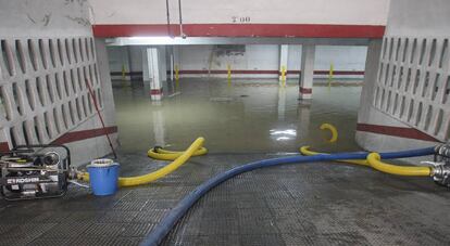 Un garaje inundado por el desbordamiento del río Segura a su paso por Orihuela, el 19 de diciembre de 2016.