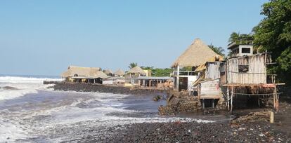 Construcciones rudimentarias sobre la costa de la playa El Zonte, uno de los puntos en expansión del complejo Surf City.