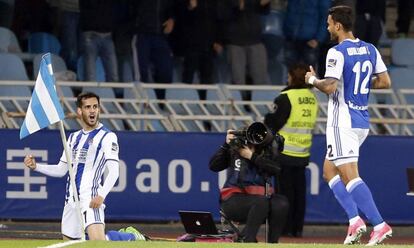 Juanmi y William José celebran uno de los goles de la Real Sociedad al Sporting el pasado lunes.