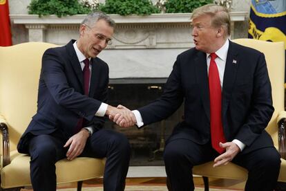 Stoltenberg (izquierda) con Trump en la Casa Blanca.