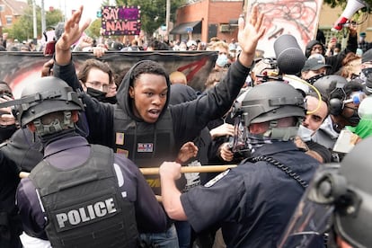 Protesta por la decisión judicial en la muerte de Breonna Taylor en Louisville. Taylor, que descansaba en su cama, falleció por los disparos y desde entonces su caso se ha convertido en un símbolo de la lucha por la igualdad racial y contra la brutalidad policial que sufren los afroamericanos en Estados Unidos y que desde mayo, con la muerte del George Floyd en Minneapolis, ha motivado protestas y disturbios en todo el país.