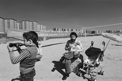 Andrés Rodríguez con su hija Lucía en brazos durante una protesta en La Vaguada en 1979.