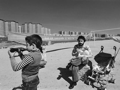 Andrés Rodríguez con su hija Lucía en brazos durante una protesta en La Vaguada en 1979.