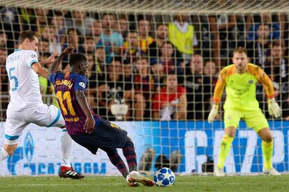 El jugador francés Ousmane Dembele chuta para anotar el segundo gol del partido.