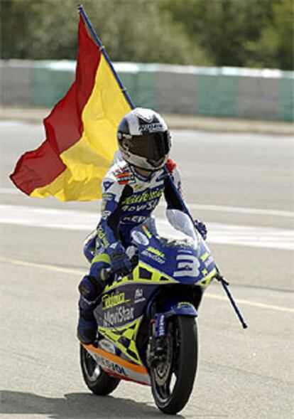 Dani Pedrosa, triunfal, con la bandera española, en la cita de la República Checa.