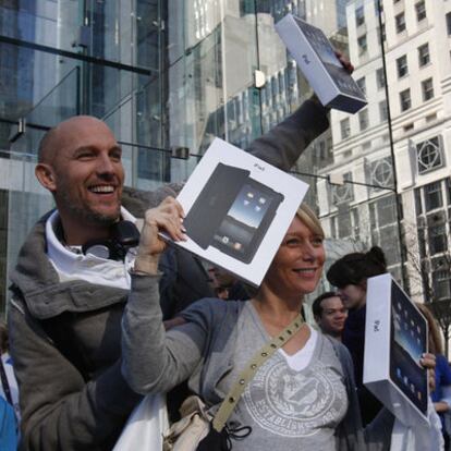 Una pareja, ayer, en Nueva York, con el iPad recién comprado.