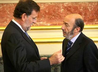 Mariano Rajoy y Alfredo Pérez Rubalcaba, ayer, durante su conversación en el Congreso.