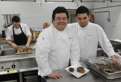 Marcos Morán (a la izquierda) y Alfredo de la Cruz, ayer en la cocina del teatro Campos Elíseos.