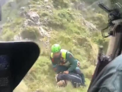 Imagen del momento del rescate de los montañeros tomada desde el helicóptero de la Guardia Civil.