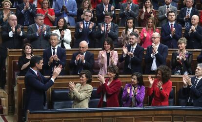 La bancada socialista aplaude al presidente del Gobierno en funciones, Pedro Sánchez, tras su intervención.
