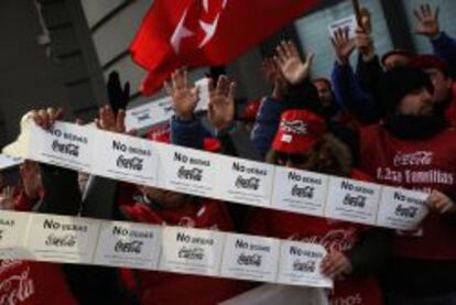 Manifestaci&oacute;n de trabajadores de Coca-Cola pidiendo el boicot a la marca.