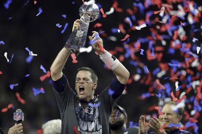 Tom Brady, de los New England Patriots, levanta el Trofeo Vince Lombardi después de derrotar a los Atlanta Falcons, en Houston, el 5 de febrero de 2017.