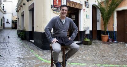 Antonio Gallardo frente al bar El Malagueño, en el histórico barrio del Pópulo de Cádiz.