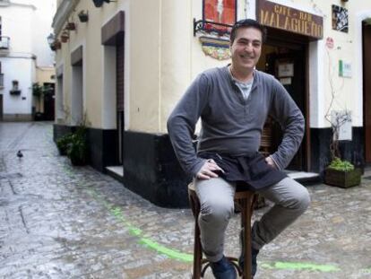 Antonio Gallardo frente al bar El Malague&ntilde;o, en el hist&oacute;rico barrio del P&oacute;pulo de C&aacute;diz.