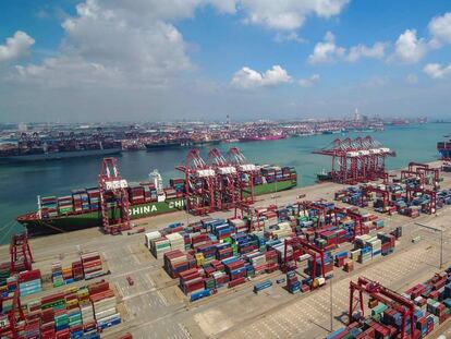 Contêineres armazenados no porto chinês de Qingdao, no este da China, neste mês.