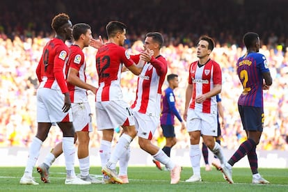 Óscar de Marcos (izquierda) celebra con sus compañeros el gol del quipo bilbaíno.