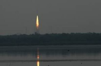 Un vehículo de lanzamiento de satélite polar (PSLV) indio despega desde el centro espacial de la India. EFE/Archivo