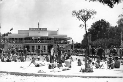 Bañistas en la piscina de La Isla.