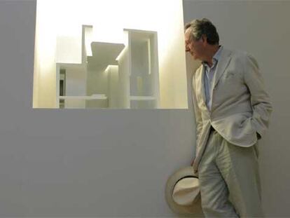 Rafael Moneo, en la sala Kubo Kursaal ante la maqueta de la iglesia del barrio Riberas de Loiola.