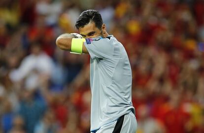 El portero italiano Gianluigi Buffon reacciona después del primer gol de Isco.