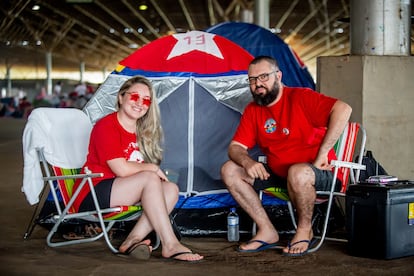 Los maestros Marcos Angelus, de 38 años, y Raquel Rocha, de 34. Llegaron desde São de Joao Pessoa (Paraiba), recorriendo, 2200 km en auto durante cuatro días para llegar a Brasilia. “Vinimos porque no es frecuente que un obrero suba a la rampa como presidente de la República. Y esta vez es mucho más importante porque cumple el viaje del héroe de Joseph Campbell”.
