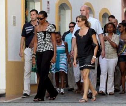 Michelle Obama y, detrs, su hija Sasha, en el centro de Marbella, Malaga.